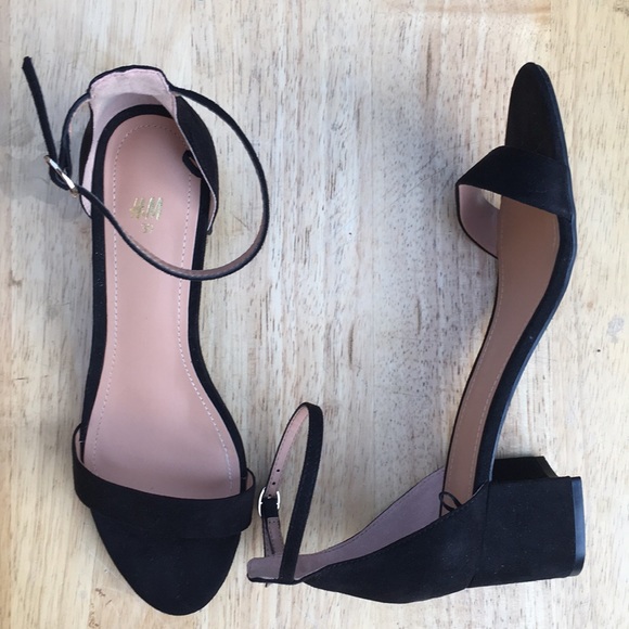 H&M Shoes - 🦇Strappy black H&M sandal